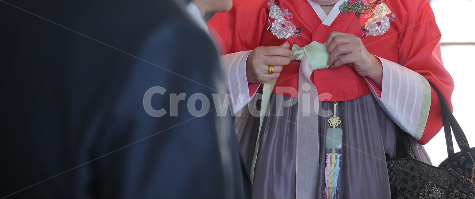 결혼식,한복,결혼식날,신부,신부어머니,빨간색,한복,한국전통의상,hanbok,korean traditional clothes,사람,인물,인간,human,person,여성,여자,woman,female,lady,결혼,혼례,웨딩,wedding,marriage,marry