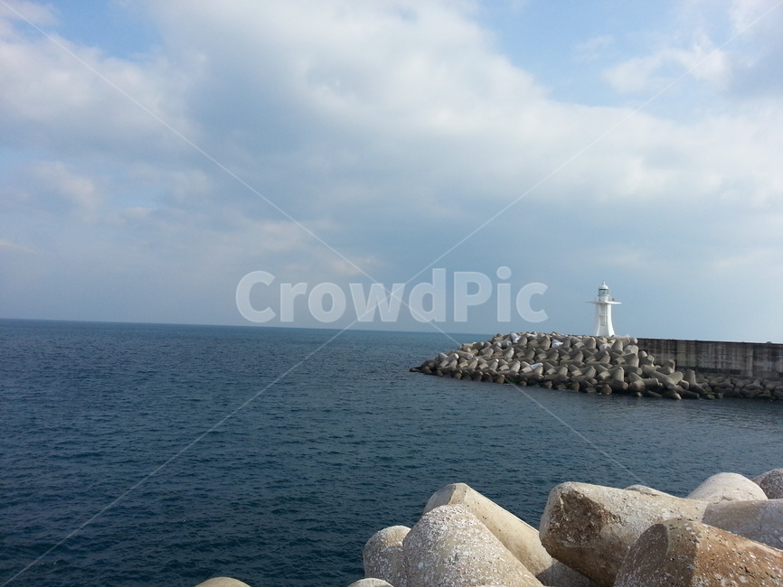 제주,바다,등대,하늘,방파제,풍경,등대,lighthouse,outdoors,옥외,land,땅,nature,자연,water,물,shoreline,해안선,ocean,대양,sea