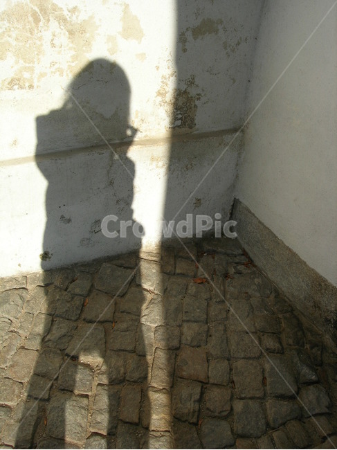 그림자,사람그림자,구석,혼자,명암,나홀로,돌바닥,shadow,인물실루엣,사람실루엣,character silhouette,human silhouette,walkway,보도,path,통로,flagstone,판석