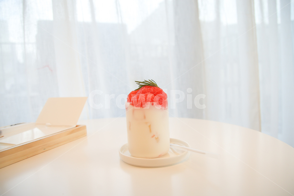 pottery,도기류,saucer,받침접시,coffeecup,커피컵,cup,컵,딸기,음료,음료수,drink,beverage