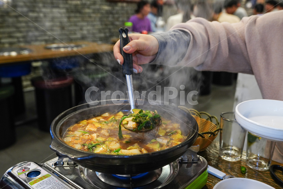 찌개,한식,식사,음식,food,국물,국자,사람,먹거리,안주,human,meal,요리,음식,식재료,요리,food,cook,meal,dishes,food reserves