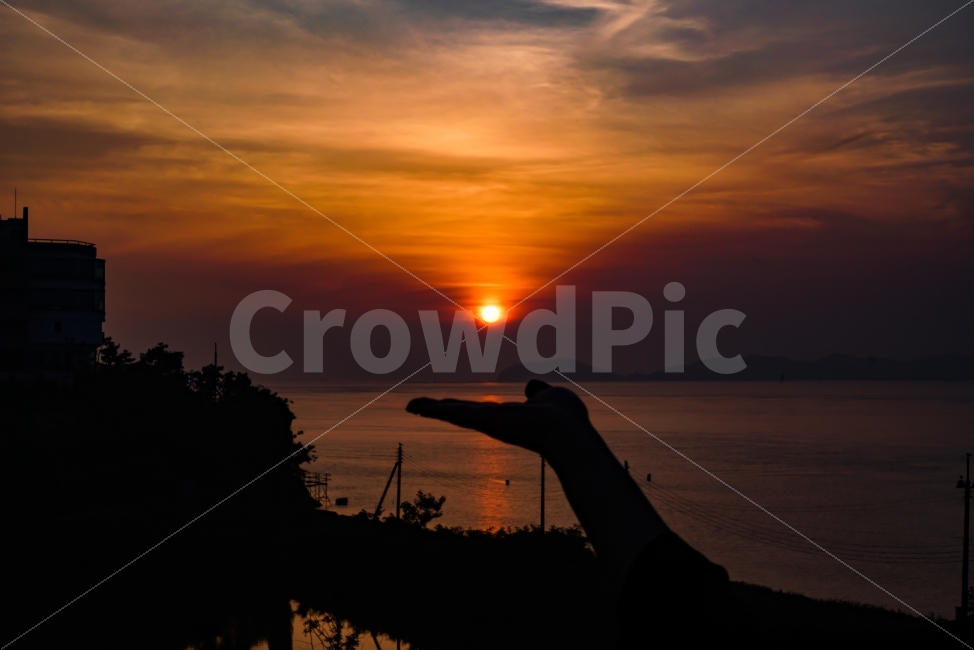 일몰,sunset,하늘,노을,붉은노을,바다,강화도,서해바다,인천,손바닥,손위태양,태양,사람,인물,인간,human,person,인물실루엣,사람실루엣,character silhouette,human silhouette,연출,컨셉,콘셉,direction,concept,nature,자연,outdoors,옥외,dusk,황혼,dawn,새벽,red sky,붉은 하늘,sky