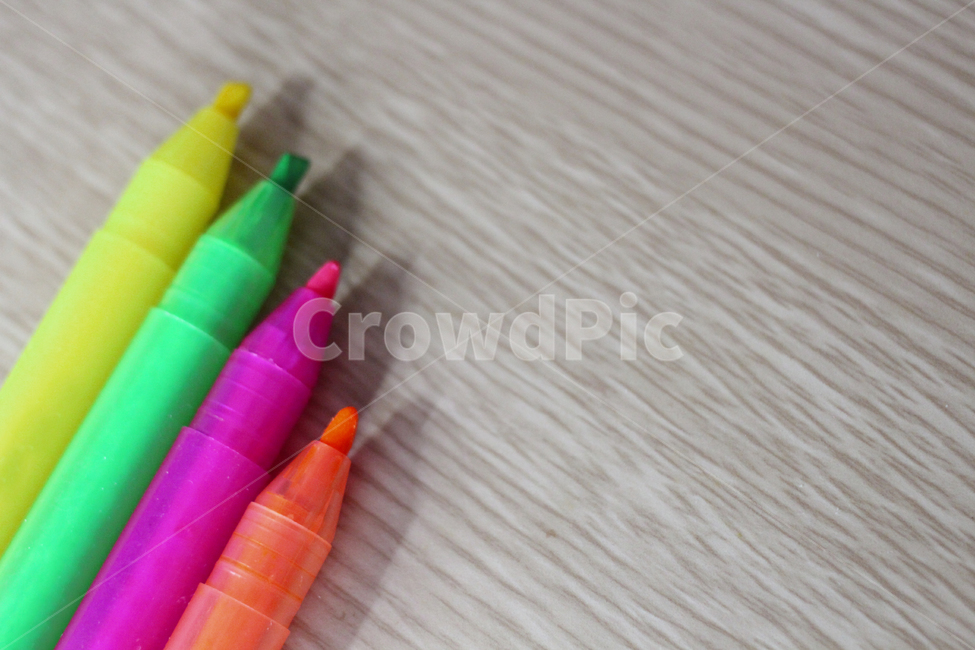 형광펜,펜,형광,필기도구,highlighter,사물,물건,오브젝트,thing,object,matter,학용품,문구류,사무용품,school supplies,stationery,office supplies