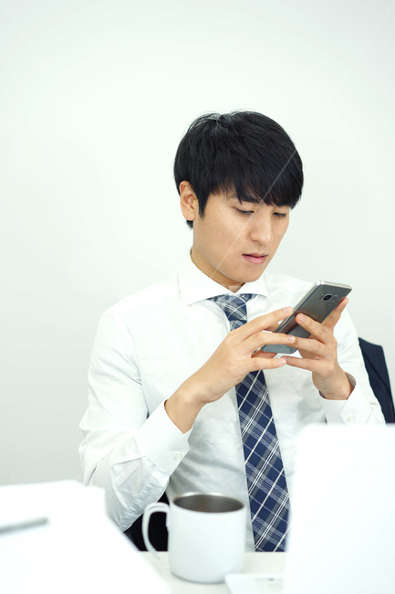 비즈니스,사업가,직장인,회사원,업무,남성,남자,사무실,책상,정장,와이셔츠,사람,인물,인간,human,person,남성,남자,man,male,흑백,모노톤,monochrome,black and white,산업,industry,industrial,비즈니스,사업,business,service,work