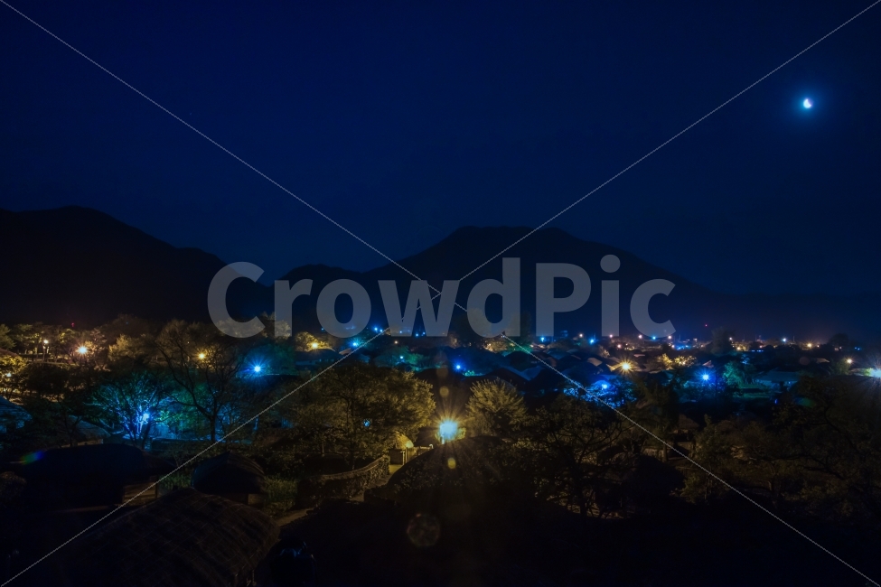 night view,night scenery,Darkness,depot,old house,GochangTown,HanokVillage,Moon,thatched house,oldhouse,NightLandscape,BlueMoon,darkness,Trees,Calm,traditional village,still,Autumn,Gochang,tree,Gochangeupseong Fortress,NightScene,moon,OldHouse,Moonlight,a