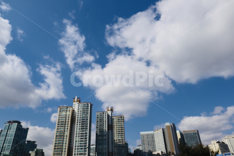 sky,officebuilding,building,urban,city,cloud,시티,도시,건물,하늘,구름,자연,nature,푸른하늘,맑은하늘