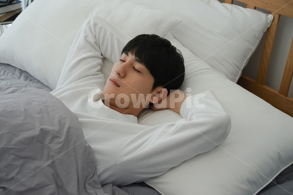 침대,이불,침실,방,남자,남성,수면,취침,잠,낮잠,늦잠,사람,인물,인간,human,person,남성,남자,man,male