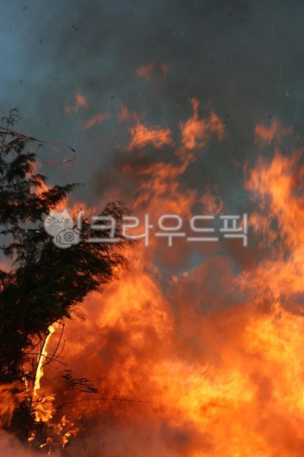 full moon of garden,folk games,Burning the moon house,origin,flame