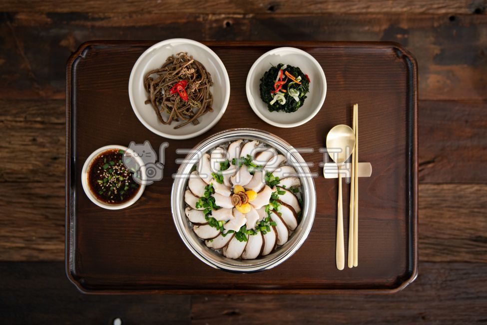 Nutritious rice,nutritious rice in a pot,abalone,abalone rice in a pot,Korean food,Korean table,food,nutritious food,diet,health,soy sauce,seasoning sauce,side dish,spoon,chopsticks