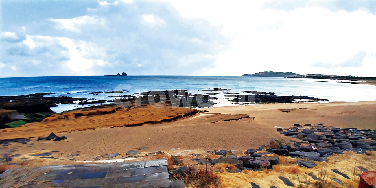 sea,바다,해안,ocean,해변,outdoors,섬,sunny,햇빛,view,landscape,암석,구름,cloud,background,배경,풍경,oceanview,자연,nature,land,물,water,sand,rock,옥외,모래