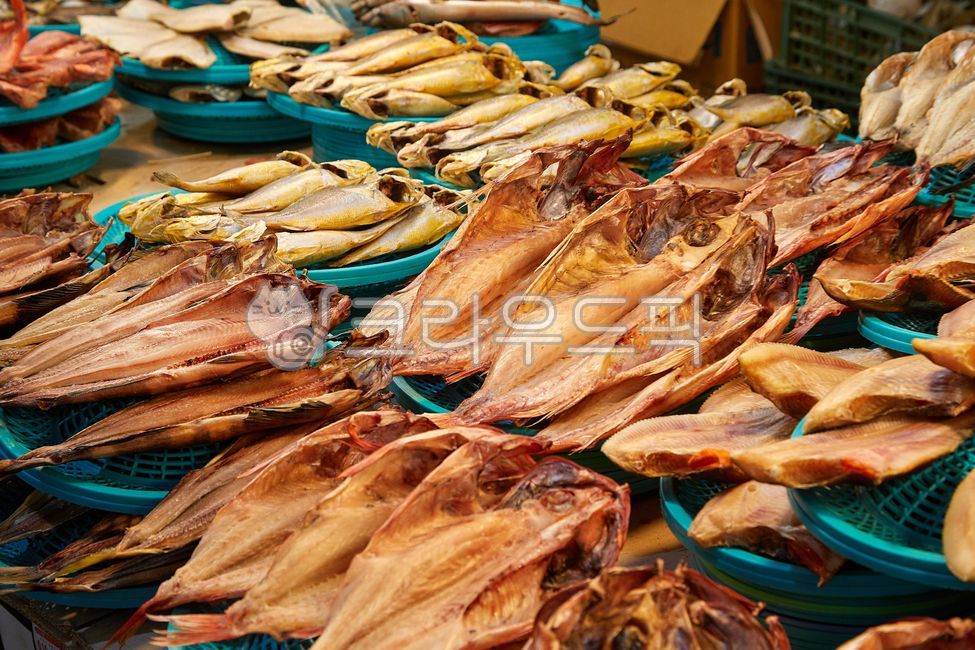 건어물,반건조생선,속초,진열,driedfish,semidriedfish,sokcho,fishshop,foodmarket,생선,생선가게,진열대,음식,시장,어시장,수산시장,진열생선,식재료,음식물,수상생물,해물,해산물,음식재료,요리,어류,판매,수산물,식품,명태,displaystand,market,fishmarket,display,waterlife,foodingredients,cooking,fish,sales,seafood,food,pollack,수산물,해산물,fishery products,seafood