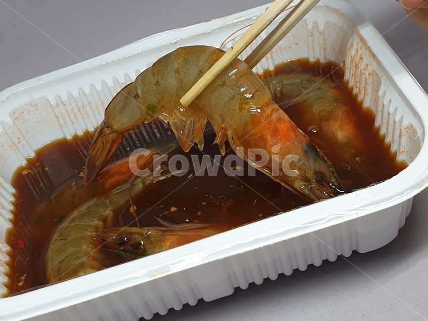새우,간장새우,용기,플라스틱용기,간장,음식,안주,술안주,food,반찬,레시피,recipe,shrimp,prawn,해산물,수산물,시푸드,씨푸드,seafood,사물,오브젝트,object,ganjang,soysauce,soysauceshrimp,맛있는,맛있다,sealife,해양생물,dish,요리,젓가락,나무젓가락,hand,finger,chopsticks,woodenchopsticks