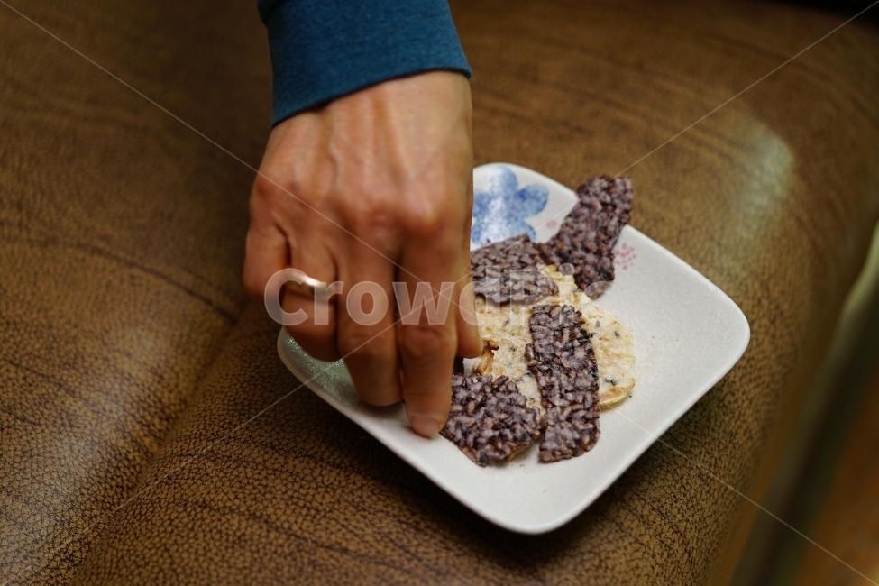 누룽지,간식,한국,코리아,korea,간식거리,간식추천,한국식,전통,바삭,식감,씹을거리,먹방,현미,곡물,먹거리,푸드,바삭함,일상,손,반지,사람,인물,인간,human,person,신체일부,몸,body,음식,식재료,요리,food,cook,meal,dishes,food reserves,한식,한국음식,한국요리,korean food,korean dishes,korean meal,korean cook,디저트,간식,후식,dessert,snack