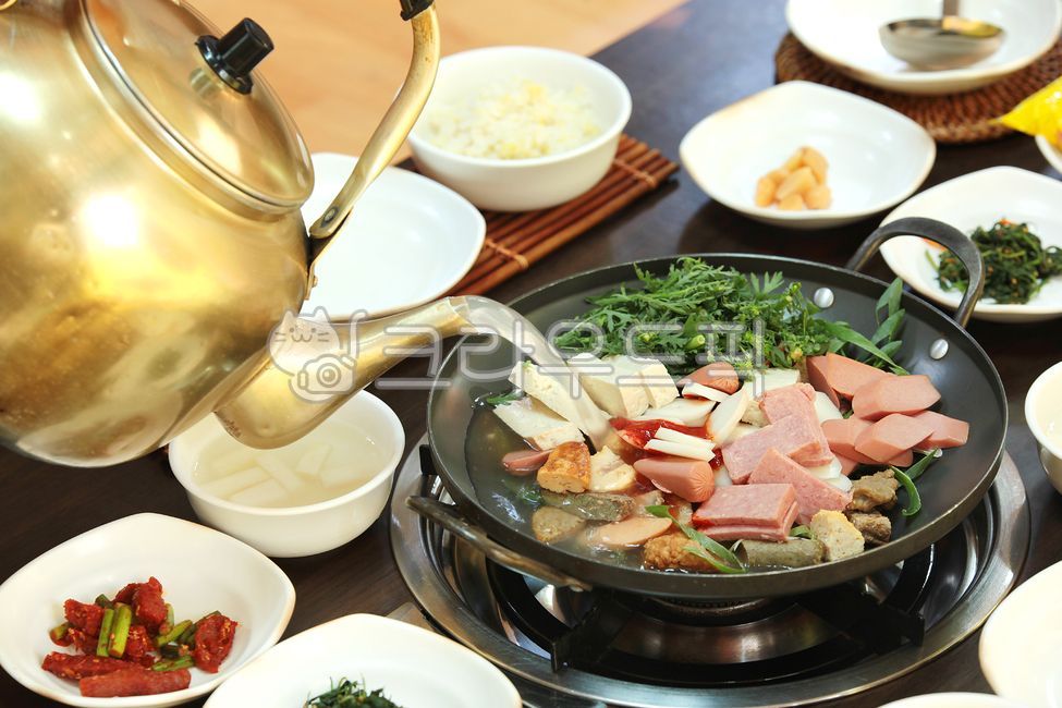 부대찌게,부대찌개,의정부부대찌게,송탄부대찌게,의정부부대찌개,송탄부대찌개,동두천부대찌게,동두천부대찌개,의정부부대찌개골목,원조부대찌개,원조부대찌게,식사,한식,식당,꿀꿀이죽,햄,소시지,미군부대햄,부대찌개햄,두부,떡,스펨,부대찌개스펨,스팸,부대찌개스팸,부대찌개고기,요리,전골,고기,쑥갓,야채,가래떡사리,떡사리,소세지,메뉴,식재료,파,미국햄,가래떡,별미,점심식사,부대전골,한국음식,찌게,찌게요리,찌개요리,찌개,부대찌게햄,냄비,접시,대나무트레이,대나무,소세지탕,먹거리,한국전통음식,부대찌게재료,찌게재료,부대찌게골목,맛집,먹방,두부전골,의정부부대찌게골목,수제소세지,수제소시지,그릇,주전자,양은주전자,육수,부대찌게육수,전골육수,food,동치미,마늘,부대찌게고기,사리추가,밥,나물,국자,육수국물,음식,식재료,요리,food,cook,meal,dishes,food reserves