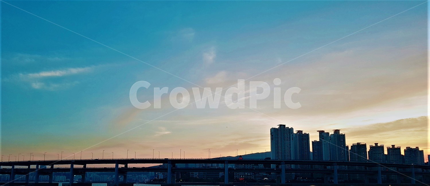 바다,하늘,노을,배경화면,바탕화면,노랑,파랑,밤,역광,색감,도시,풍경,city,landscape,road,도로