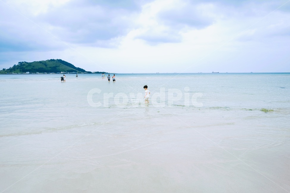 협재,해수욕장,협재해수욕장,바다,하늘,구름,제주도,제주,섬,수평선,모래사장,아이,남자아이,제주바다,제주해수욕장,해수욕장풍경,사람들,해수욕장사람