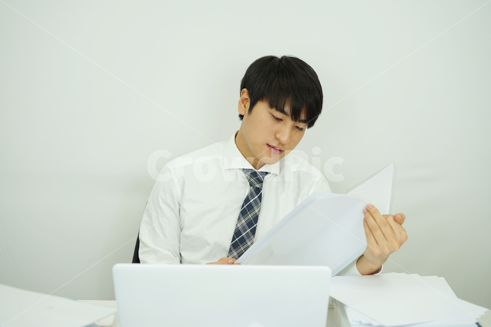 직장인,회사원,업무,비즈니스,회사,사무실,사업가,남성,남자,서류,노트북,영업사원,정장,사람,인물,인간,human,person,남성,남자,man,male,산업,industry,industrial,비즈니스,사업,business,service,work
