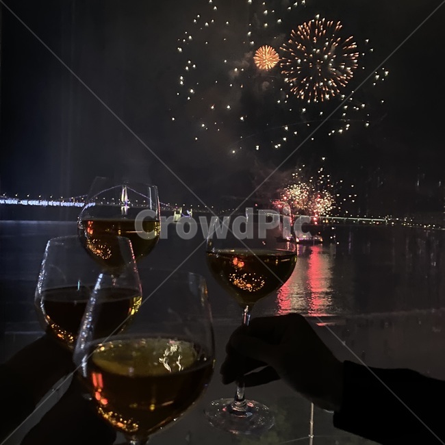 와인,파티,야경,와인잔,불꽃,신년파티,연말파티,야경,밤,풍경,nightscape,night,landscape,기념일,축하,anniversary,congratulation,celebrate,celebration,술,주류,alcohol