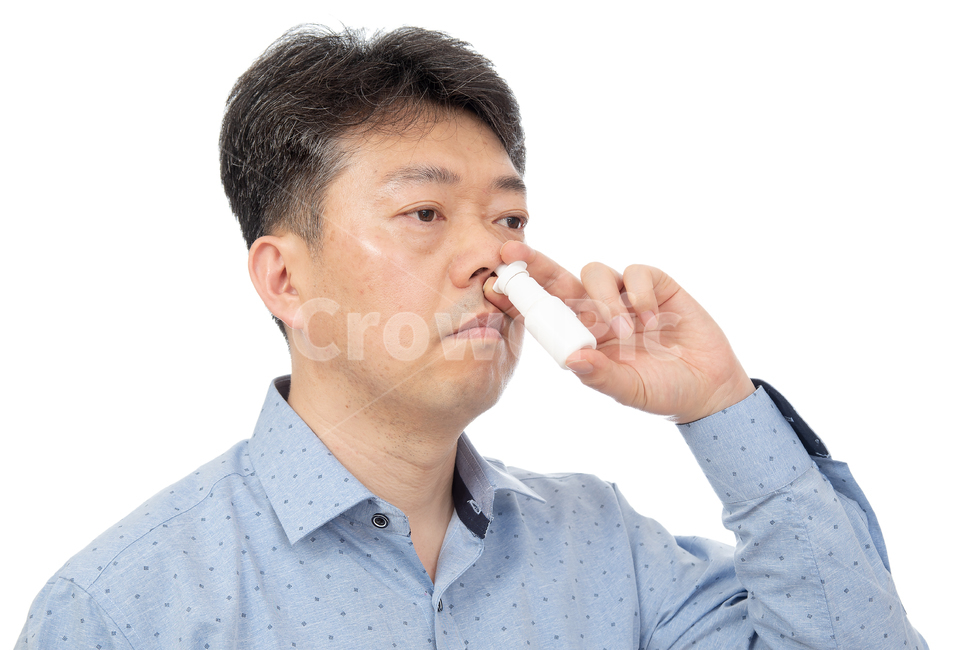 남자,남성,1인,상반신,흰색배경,누끼,하얀색배경,성인남자,아빠,한국인,일본인,중국인,아시아인,중년,40대,50대,하얀배경,중장년,건강,건강관리,의료,보건,질병,알레르기,알러지,감기,컨디션,인물,코막힘,비염,콧물,감염,전염병,에티켓,꽃가루,집먼지,미세먼지,치료,의약품,약,스프레이,분사,의학,예방,감기약,코,약품,얼굴,환절기,사람,인물,인간,human,person,남성,남자,man,male,의료,의학,병원,medical,hospital,clinic,누끼,remove background