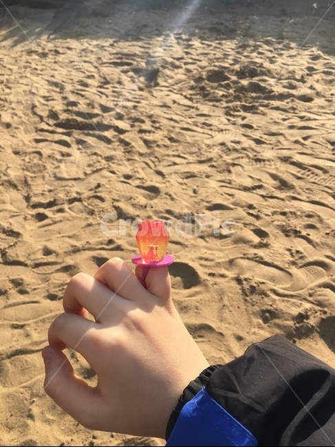 손반지,사탕,모래,손,약속,candy,sand,hand,nature