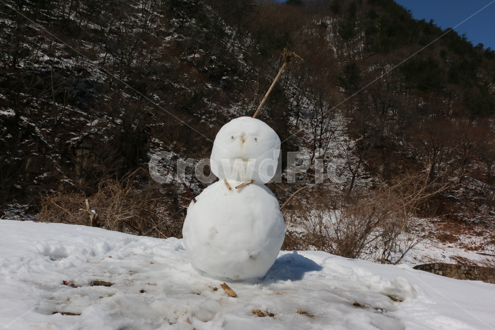 눈사람,얼음,눈,winter,겨울,outdoors,snow,스노우맨,snowman,산,nature,자연,나무,나뭇가지,눈밭,눈길,겨울,계절,winter,season
