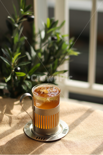 홈카페,카페,아이스커피,coffee,homecafe,icedtea,sunlight,daylight,summer,window,warm,hot,vintage,home,cup,cool,refresh,green,아이스,식물,초록,아이스티,싱그러움,싱싱한,햇빛,창문,화분,여름,더운,차가운,컵,커피,카페,coffee,cafe