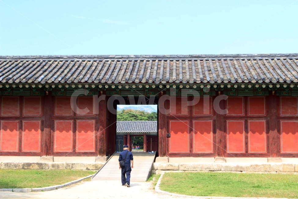 한옥,전통,건축,기와,궁,궁전,창덕궁,문,통로,통과,길,바닥,돌,건물,하늘,외로움,홀로,혼자,한국전통,한국문화,korean traditional,korean culture