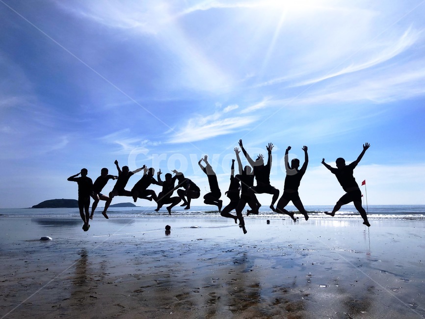 점프샷,단체점프샷,파란하늘,바다,여름,자연,풍경,nature,landscape,해변,바다,beach,sea,실루엣,그림자,silhouette,shadow,인물실루엣,사람실루엣,character silhouette,human silhouette,person,사람,human,인간