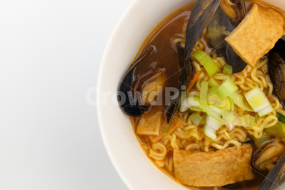 라면,해물,해물라면,홍합,국물,국수,음식,식사,식품,해산물,그릇,어묵,요리,파,밀가루,매콤한,맛있는,뜨거운,홍합껍데기,조개