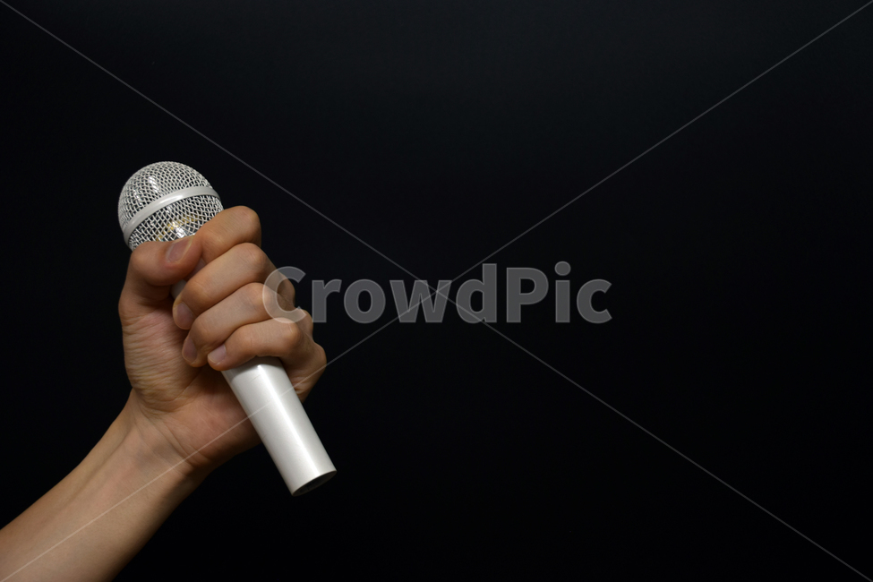 마이크,방송,엔터테인먼트,라디오,녹음,연설,인터뷰,보도,언론,매체,비즈니스,비지니스,강연,목소리,음악,소리,뮤지컬,기술,노래방,가수,사람,인물,인간,human,person,신체일부,몸,body,사물,물건,오브젝트,thing,object,matter,악기,음향기기,musical instrument,musical equipment