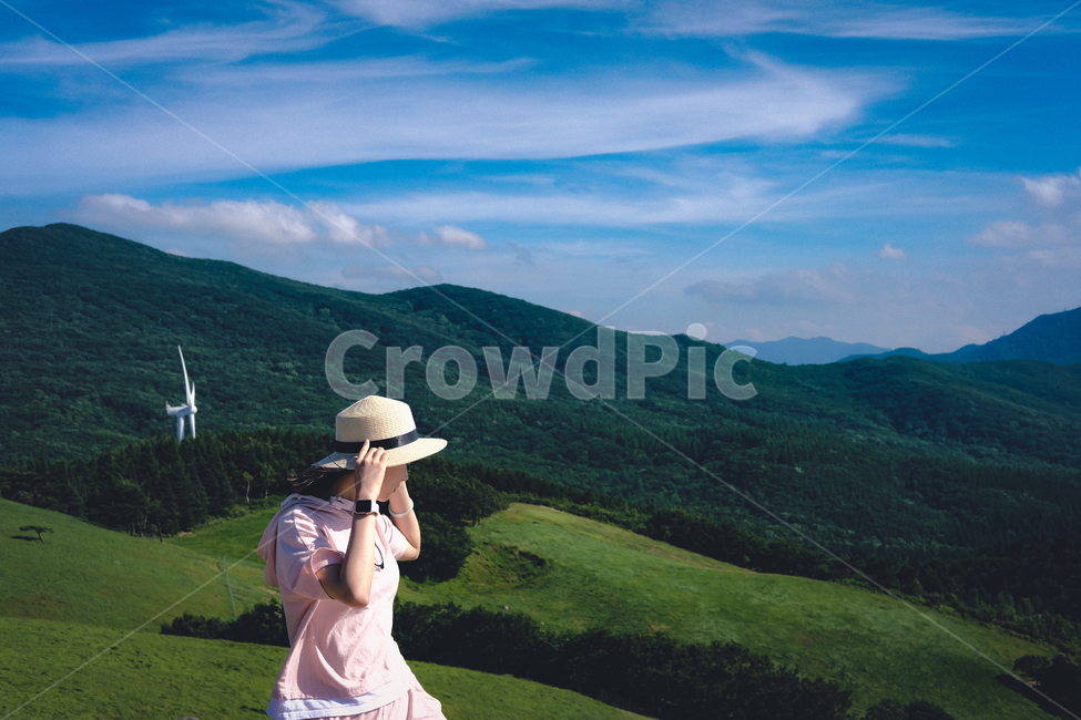 산,언덕,하늘,바람,여름,사람,인물,인간,human,person,여성,여자,woman,female,lady,여행,휴가,traveling,vacation,trip