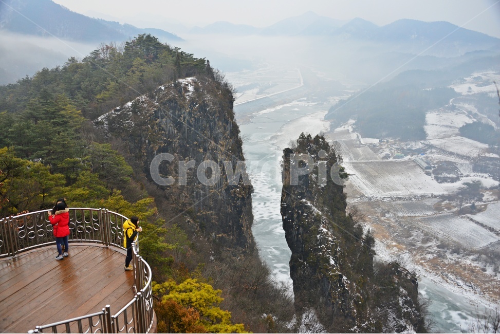 nature,자연,outdoors,옥외,scenery,풍경,경치,강원도,영월,선돌,사람,인간,선돌설경,설경,겨울,계절