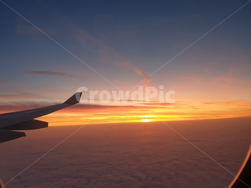 비행기,구름위,해외여행,노을,하늘,경치,아름다움,경외,airplane,abovetheclouds,sunset,sky,감성적