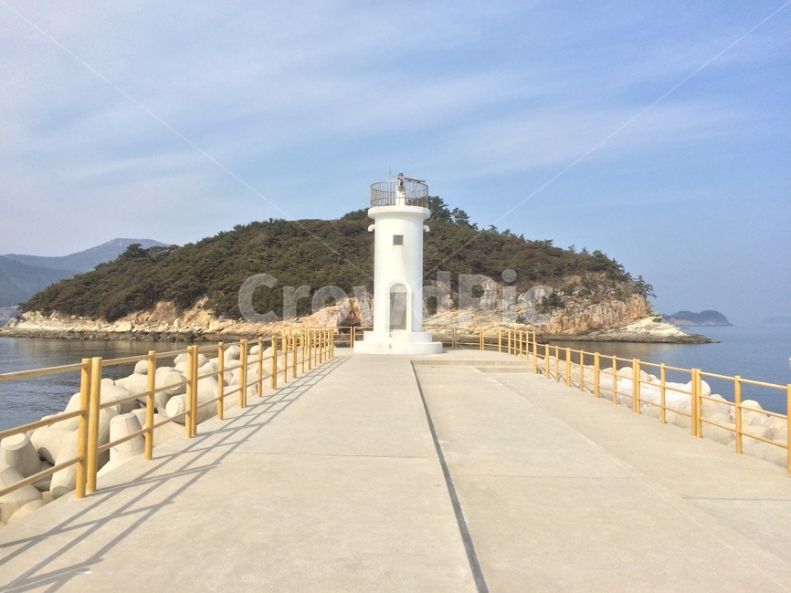 등대,노란,파란,하늘,섬,낚시,해변,바다,푸른,흰색,초록색,등대,lighthouse,banister,난간,handrail,railing