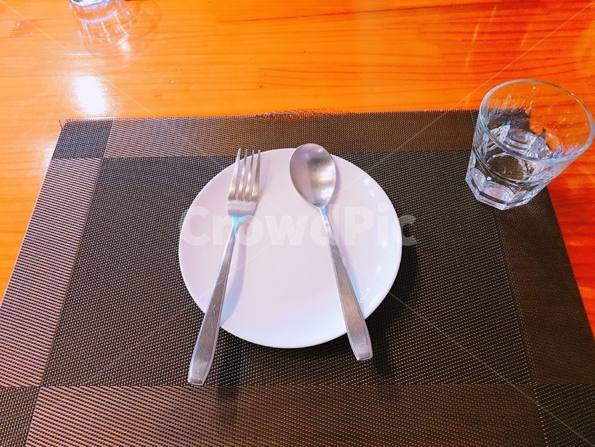 레스토랑,흰접시,접시,물컵,수저,식탁보,테이블