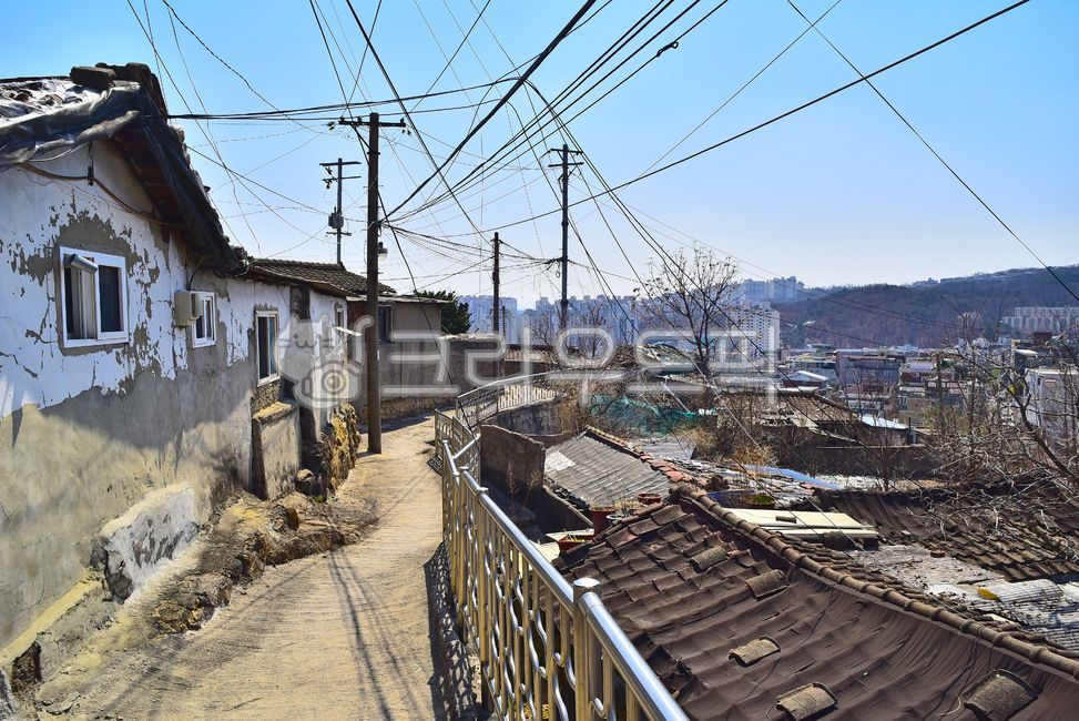 달동네,산동네,변두리,외곽지역,골목길,재개발지역,언덕길,도시,집,지붕,벽돌,오래된,빈티지,낡은,하우스,가난한,마을,옥외,building,배경,푸어,poor,house,town,road,길,좁은길