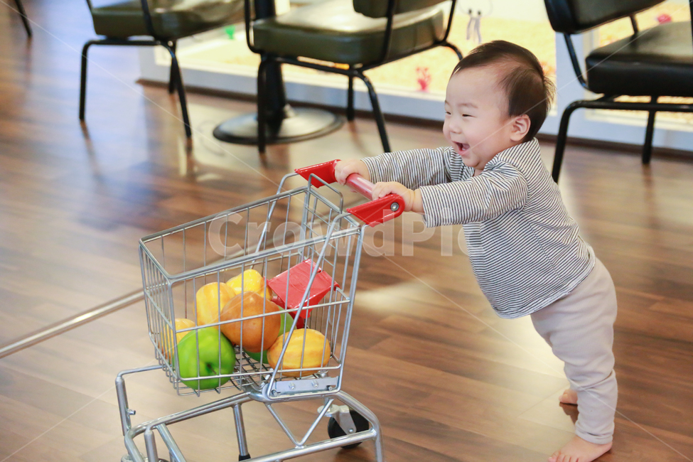 아기,아이,쇼핑카트,장난감,걸음마,신난,재미,토이,육아,남자아이,남자아기,11개월,1살,인물,모델,귀여운,작은,사랑스러운,걷기,개구쟁이,장난꾸러기,건강한,튼튼한,가족,행복한,즐거운,얼굴,표정,카트,쇼핑,장바구니,장보기,장보기놀이,놀이,아들,사람,인물,인간,human,person,영유아,아기,애기,아이,infants,baby