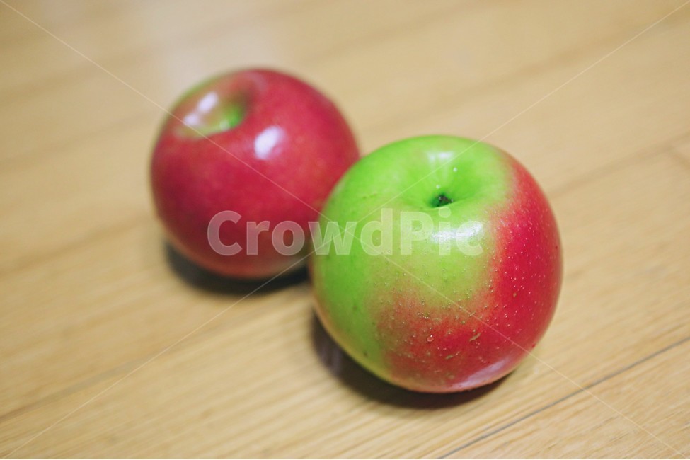 사과,두개,빨간색,연두색,아오리,red,apple,과일,음식,식재료,요리,food,cook,meal,dishes,food reserves,과일,열매,fruit