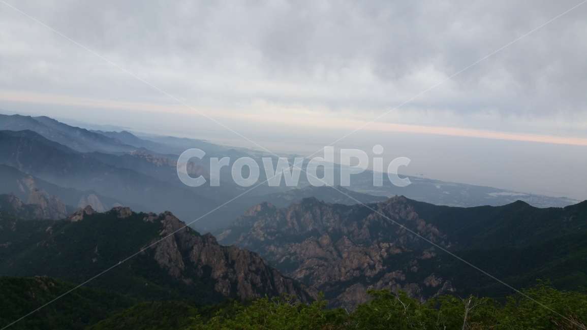 자연,nature,봄,푸릇푸릇,설악산,등산,새벽,설악산경치,한국풍경,구름,운무,하얀구름,돌,능선,기암괴석,장관,하늘,sky,나무,tree,산,mountain,산맥,mountainrange