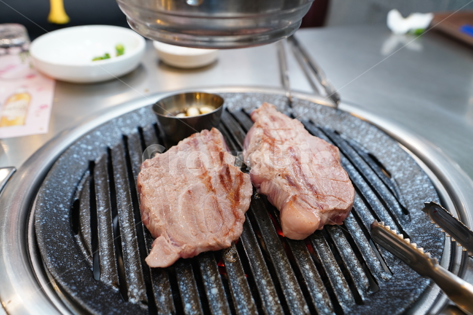 고기,돼지,음식,푸드,안주,식사,먹거리,목살,육식,육류,안주거리,불판,모임,디너,먹방,구이,음식,식재료,요리,food,cook,meal,dishes,food reserves,육류,고기,meat,한식,한국음식,한국요리,korean food,korean dishes,korean meal,korean cook