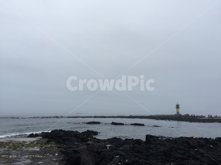 해변,현무암,흐린날,비오는날,제주도,제주바다,등대,lighthouse,제주도,jeju,jeju island,building,건물,architecture,건축물,tower,탑