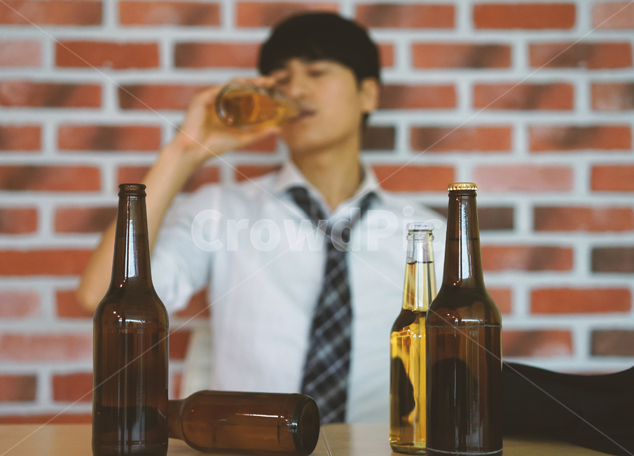 남성,남자,펍,맥주,비어,beer,술,음주,과음,맥주병,병맥주,알코올,직장인,회사원,사람,인물,인간,human,person,남성,남자,man,male,술,주류,alcohol,산업,industry,industrial,비즈니스,사업,business,service,work