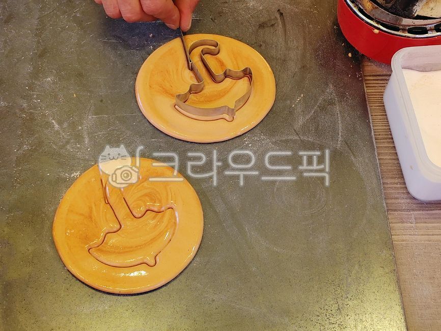 달고나,오징어게임,달고나게임,한국전통음식,뽑기,군것질,주전부리,띠기,사탕,오징어게임캐릭터,캐릭터,음식,먹거리,간식,옛날과자,캔디,배경,바탕,백그라운드,달고나만들기,sweet,food,candy,과자