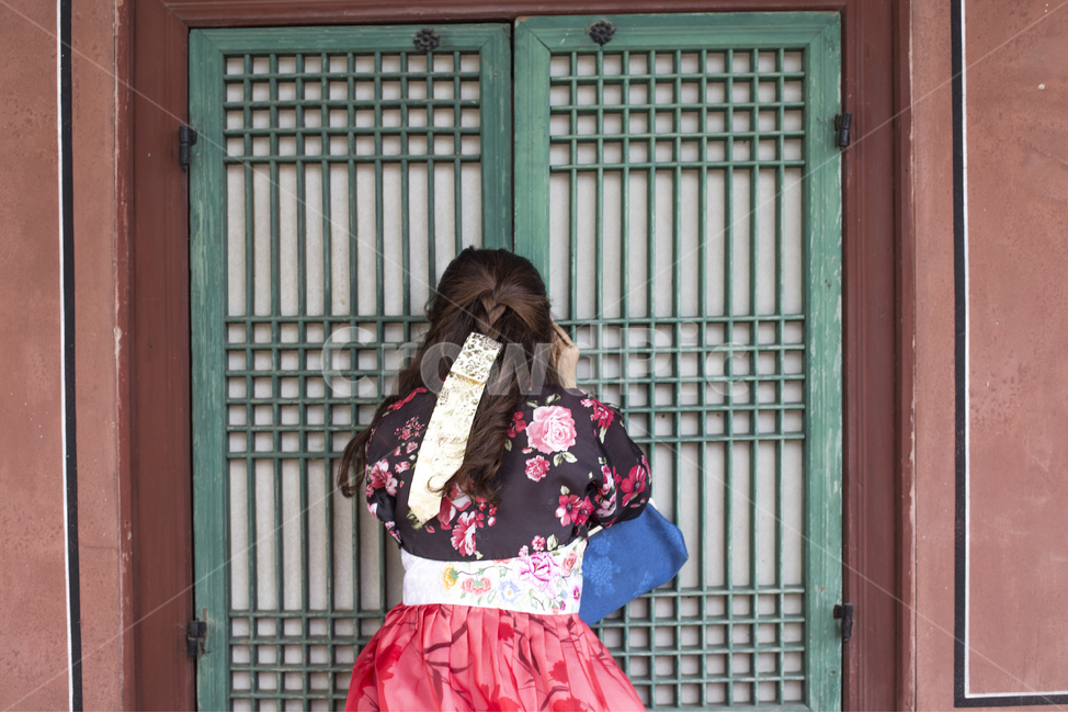 Jeogori,palace,silk,door,Character,Changgyeonggung Palace,Palace,traditional clothes,back,Daenggi,skirt,Han bok,Changdeokgung Palace,window paper,tradition,costume,old palace,Korean tradition