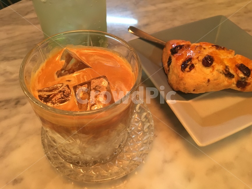 커피,디저트,스콘,후식,감성,desert,음식,음료,drink,카페,부드러움,달달,달콤,거품,티타임,빵,브레드,bread,화병,간식,food,아이스커피,베이커리,얼음,유리잔,유리,라떼,ice,icecoffee,coffee,bakery,cafe,cafelatte,latte,여름,커피한잔,시원한음료,음식,식재료,요리,food,cook,meal,dishes,food reserves,빵,bread,디저트,간식,후식,dessert,snack,커피,카페,coffee,cafe