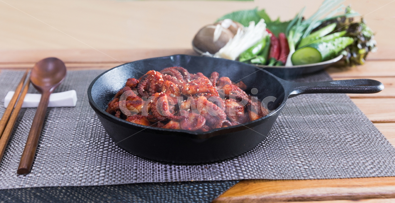 주꾸미,요리,다이어트,매운음식,식기류,건강식,조리법,소면,그릇,테이블,식사,맛있다,먹다,별미,낙지,문어,맵다,짜다,준비,숟가락,식탁,붉다,해산물,바다요리,재료,한국,전통,음식,배고프다,무침,볶음,프라이팬,식당,밥,볶다,젓가락,매콤하다,양념,음식,식재료,요리,food,cook,meal,dishes,food reserves,한식,한국음식,한국요리,korean food,korean dishes,korean meal,korean cook