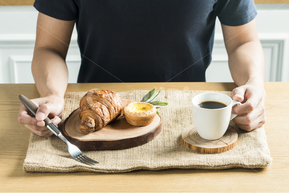 식사,음식,빵,브레드,주방,쿠킹,meal,bread,아침,런치,베이커리,부엌,식탁,food,밀가루음식,테이블웨어,나무,원목,wood,손,남자,hand,커피,coffee,morning,건강,웰빙,사람,인물,인간,human,person,신체일부,몸,body,음식,식재료,요리,food,cook,meal,dishes,food reserves,빵,bread,연출,컨셉,콘셉,direction,concept