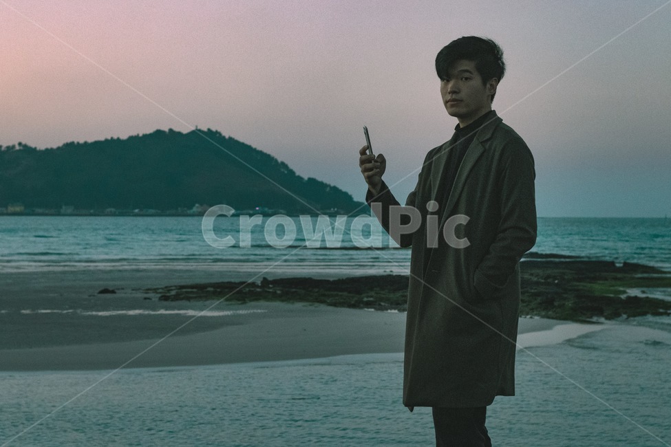 바다,해변,청년,남자,저녁,솔로,제주도,핸드폰,녹색,모래,섬,사람,인물,인간,human,person,남성,남자,man,male,여행,휴가,traveling,vacation,trip,사진작가,포토그래퍼,photographer,감성,sensible,feeling,고독함,외로움,쓸쓸함,우울함,슬픔,lonely,solitary