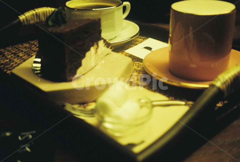 pottery,도기류,saucer,받침접시,coffeecup,커피컵,cup,컵,coffee,cafe,카페,쟁반,그릇,접시,숟가락,은박지,감성카페,서울,seoul,cake,chococake,케이크,초코케이크