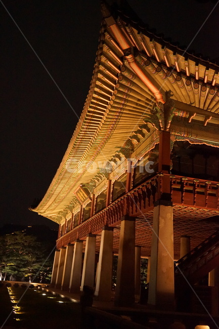 경복궁,고궁,한국,한국스러움,야간개장,야경,밤,풍경,nightscape,night,landscape,한국전통,한국문화,korean traditional,korean culture,랜드마크,landmark,tourist attraction,한국랜드마크,한국관광지,한국명소,korea landmark,korea tourist attraction,건축물,건물외관,exterior,building,structure,architecture,construction,건물,porch,현관,banister,난간,handrail